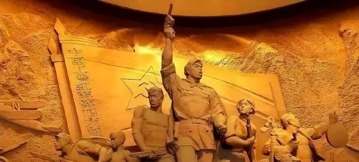 他是第三任国家主席，去世后墓碑上却没有名字，只镌刻着24个字