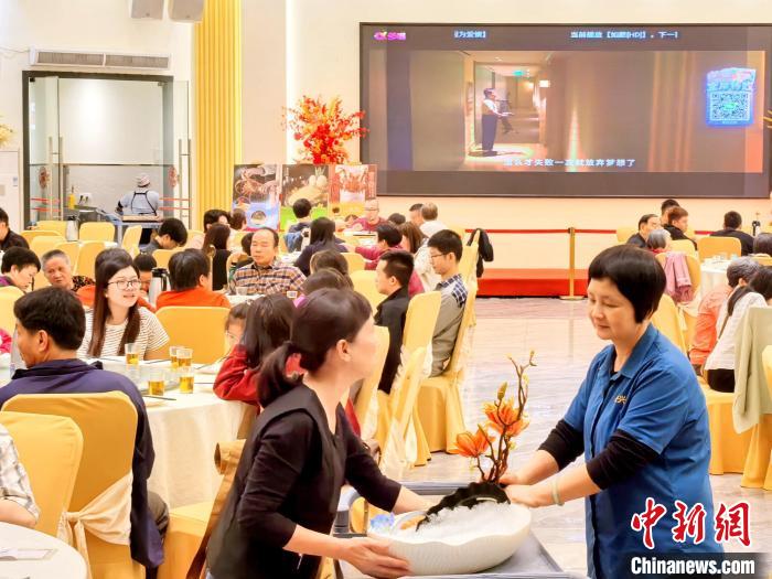 (侨乡新貌)广东台山侨胞回乡祭祖  “侨经济”成消费新引擎