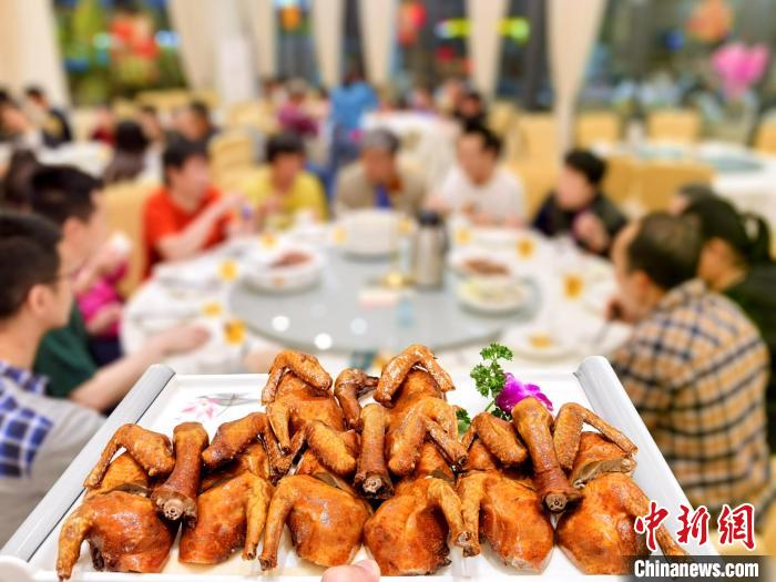 (侨乡新貌)广东台山侨胞回乡祭祖  “侨经济”成消费新引擎