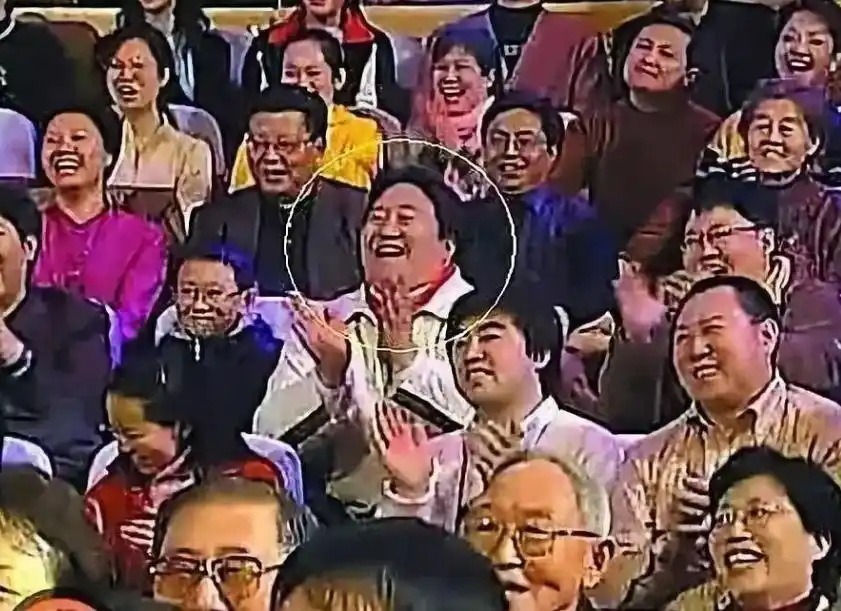 春晚最牛“钉子户”,笑坐春晚观众席19年,网友:怎么年年都有他