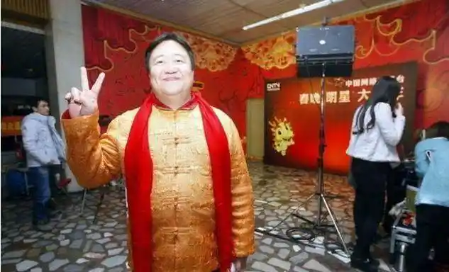 连续19年现场观看春晚,春晚最牛钉子户“笑脸哥”,曾是名歌手?