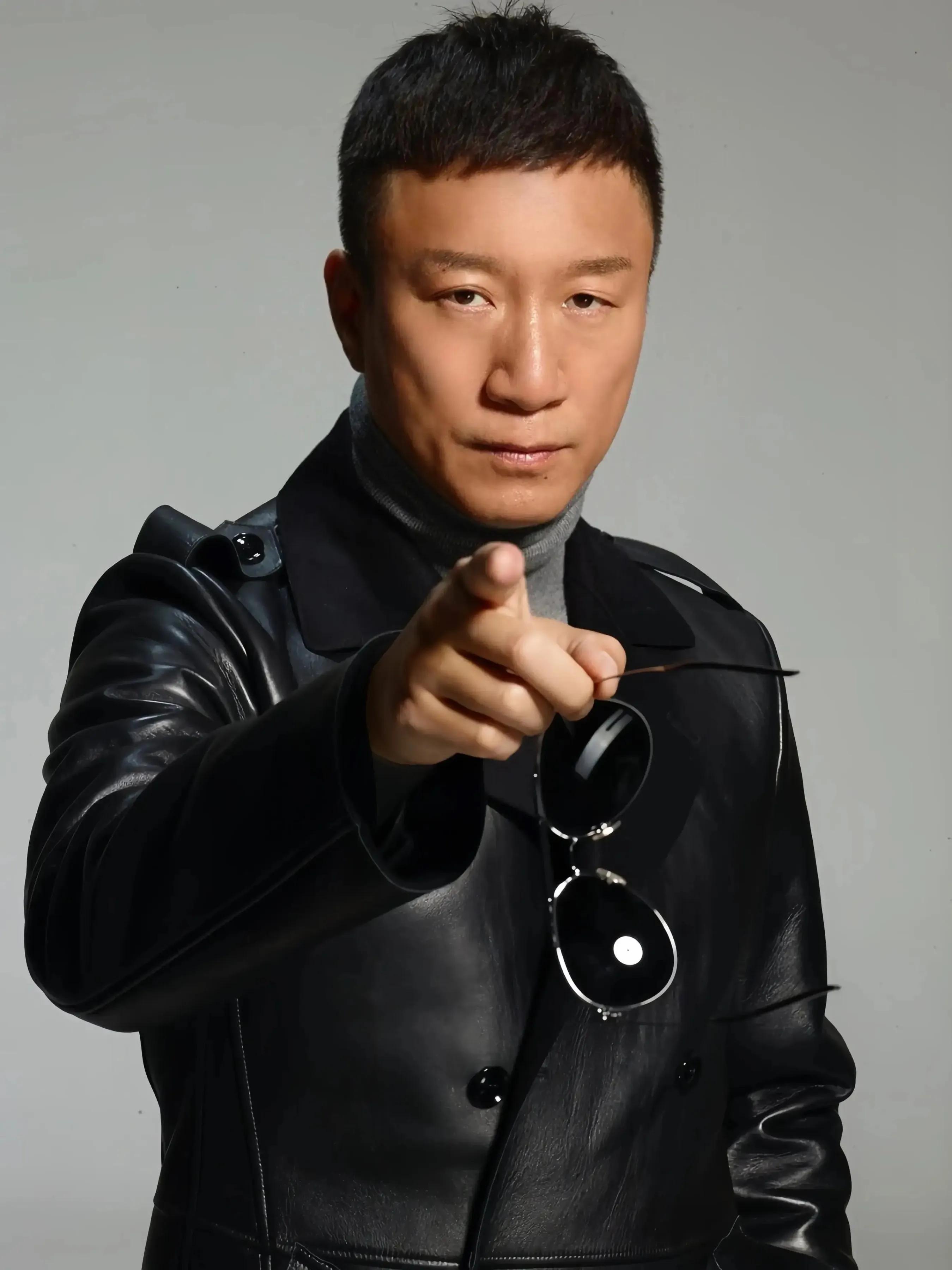 中国气场最强的10位男演员，周润发排第二，榜首让影帝们都成小弟