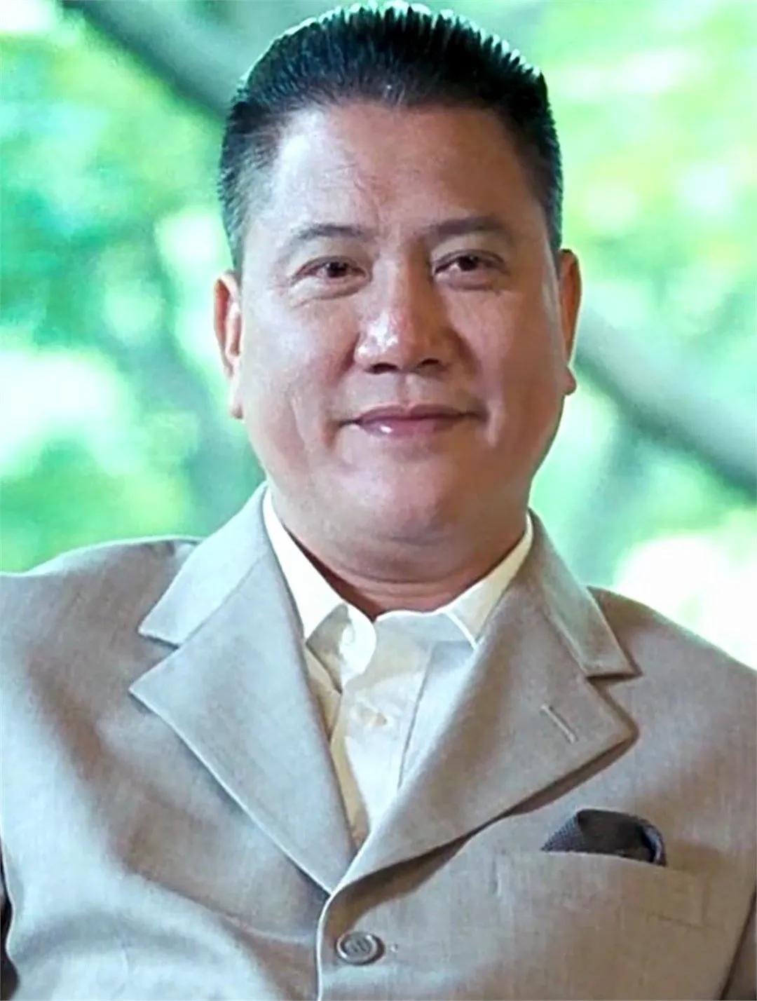 中国气场最强的10位男演员，周润发排第二，榜首让影帝们都成小弟