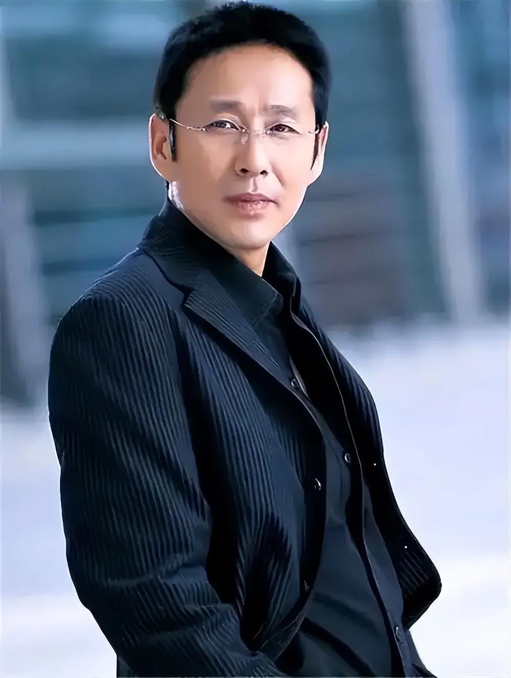 中国气场最强的10位男演员，周润发排第二，榜首让影帝们都成小弟