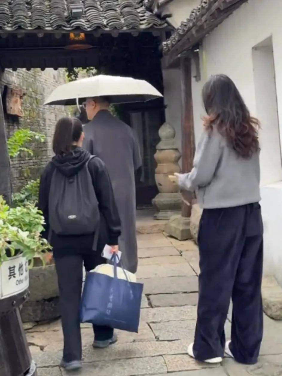告别荧幕霸气！55岁孙红雷的婚后生活：宠妻护女成人生赢家