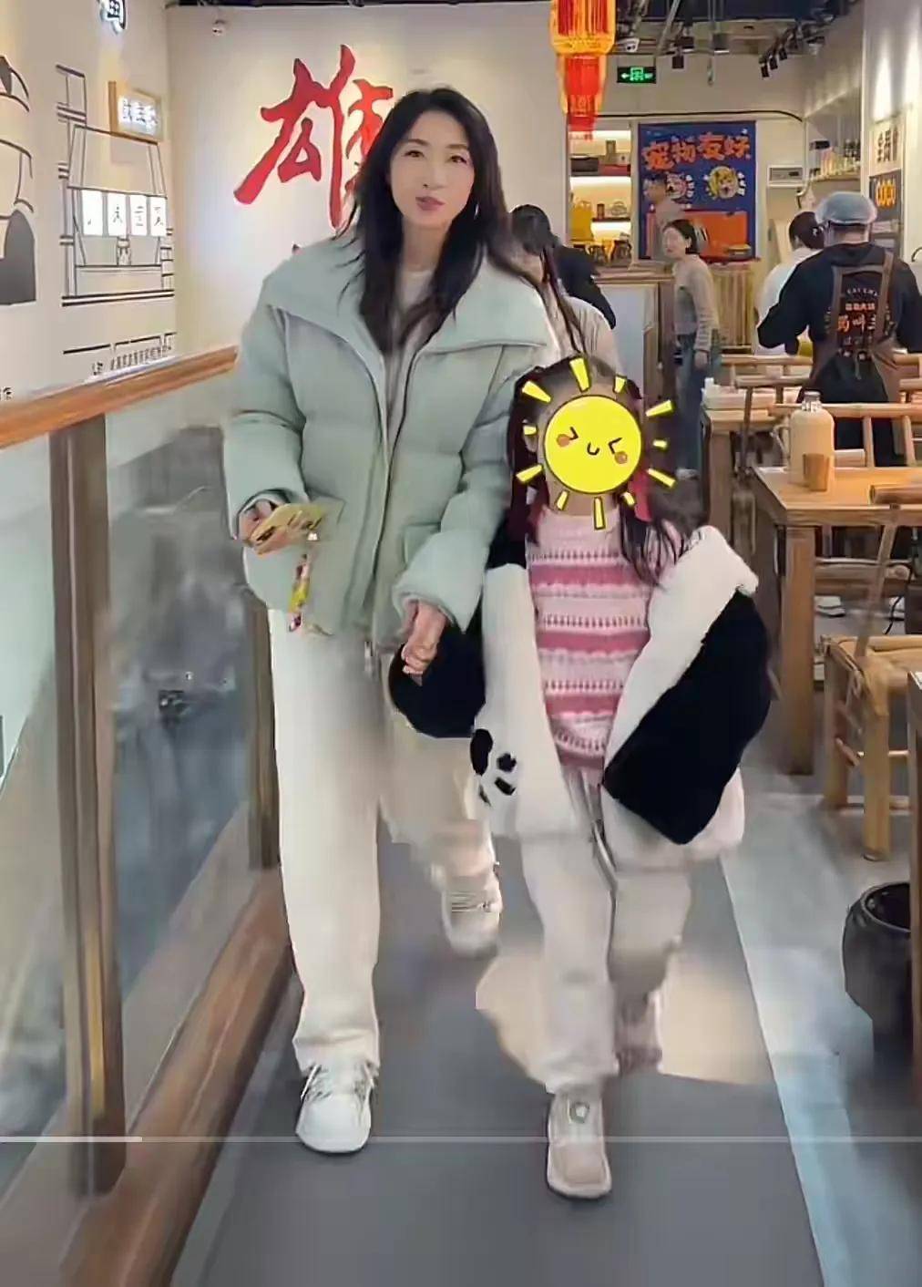 告别荧幕霸气！55岁孙红雷的婚后生活：宠妻护女成人生赢家