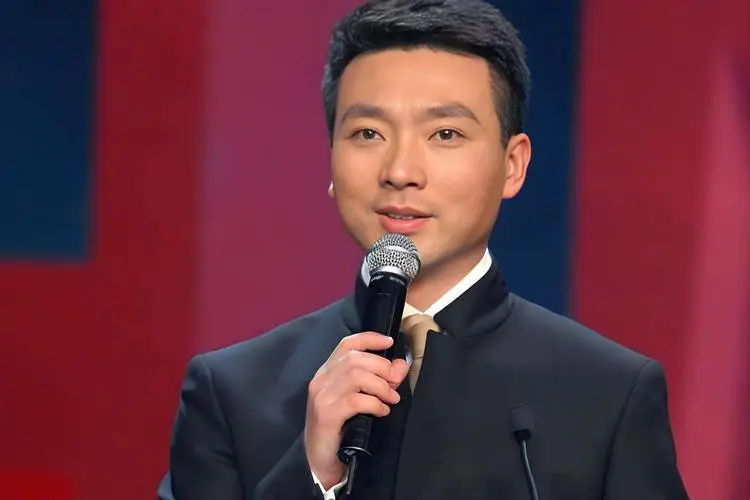新闻联播主持每天只上半小时班?严於信道出真相,远比想象中难