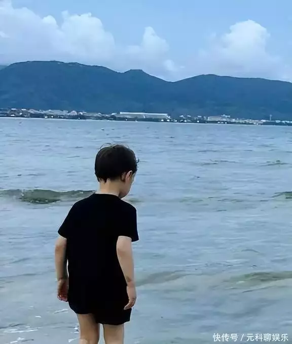 50岁撒贝宁现状:一家四口海南度假,住五星级酒店,确实很有钱