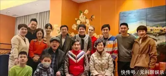 50岁撒贝宁现状:一家四口海南度假,住五星级酒店,确实很有钱