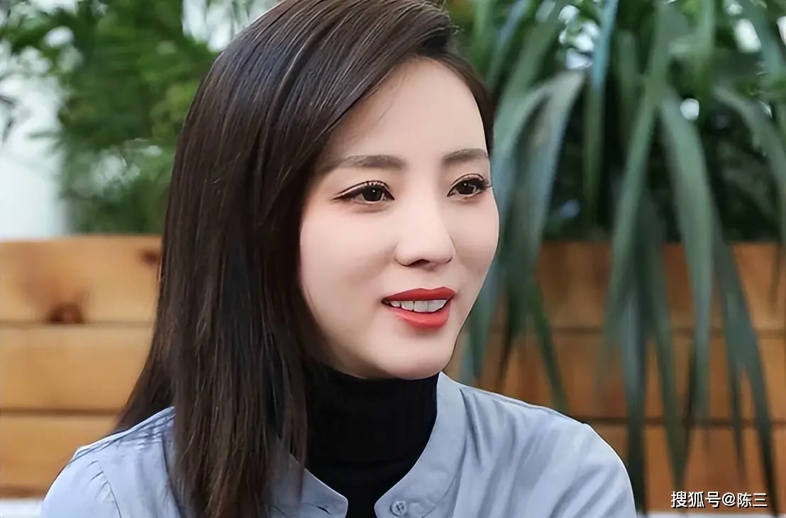 “落毛凤凰不如鸡” 离开央视两年再看欧阳夏丹现状,李思思没说错