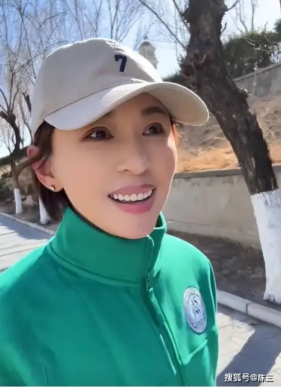 “落毛凤凰不如鸡” 离开央视两年再看欧阳夏丹现状,李思思没说错