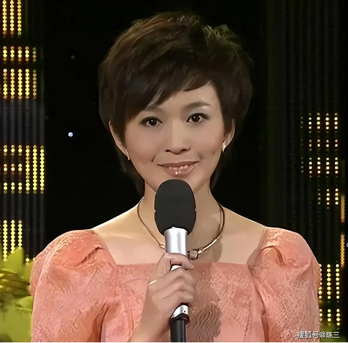 “落毛凤凰不如鸡” 离开央视两年再看欧阳夏丹现状,李思思没说错