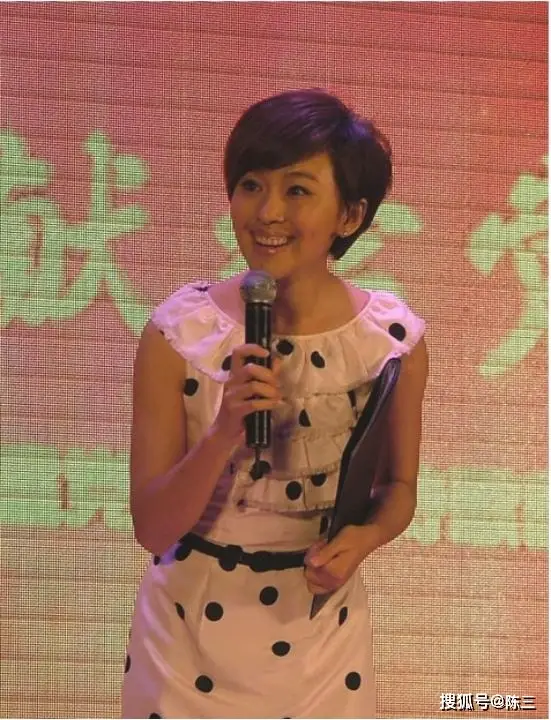 “落毛凤凰不如鸡” 离开央视两年再看欧阳夏丹现状,李思思没说错