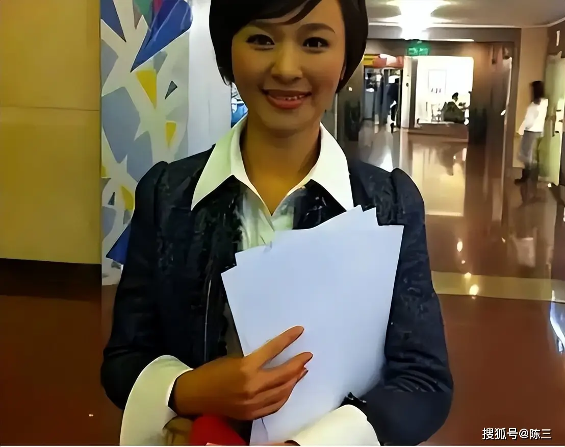 “落毛凤凰不如鸡” 离开央视两年再看欧阳夏丹现状,李思思没说错