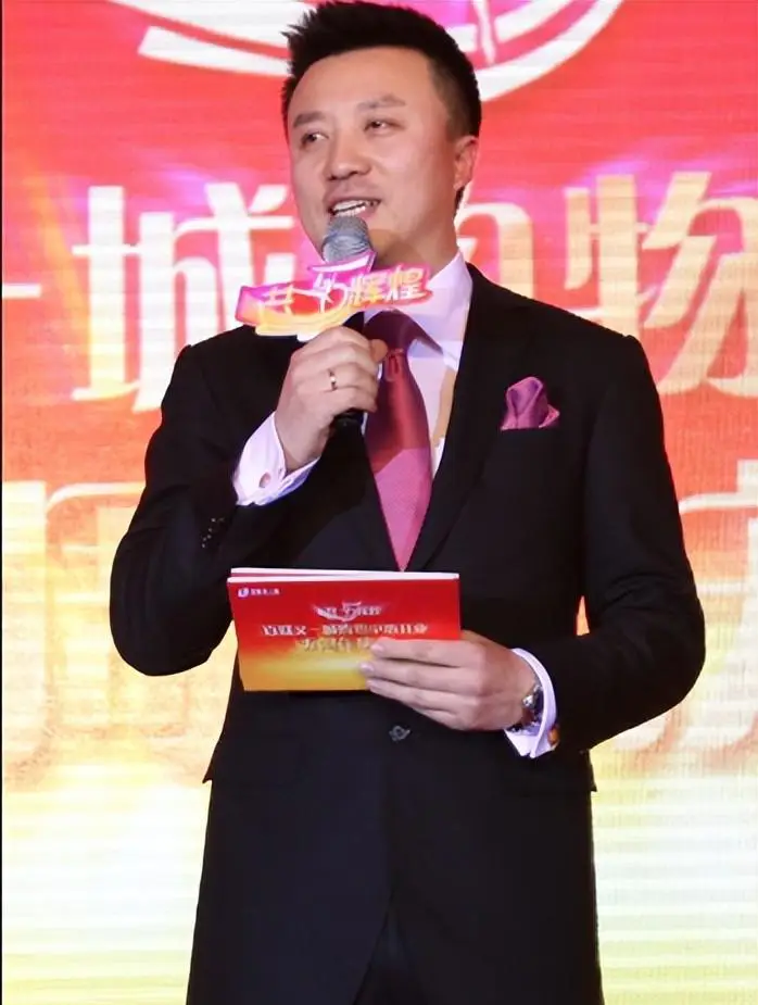 著名主播潘涛:扎根主持圈32年,45岁进央视,无奈和家人分居两地