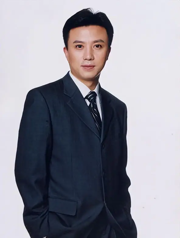 著名主播潘涛:扎根主持圈32年,45岁进央视,无奈和家人分居两地