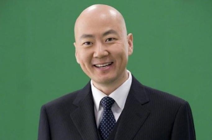 连登21次春晚,“一句话被索赔1亿”,55岁的郭冬临现在怎样了?