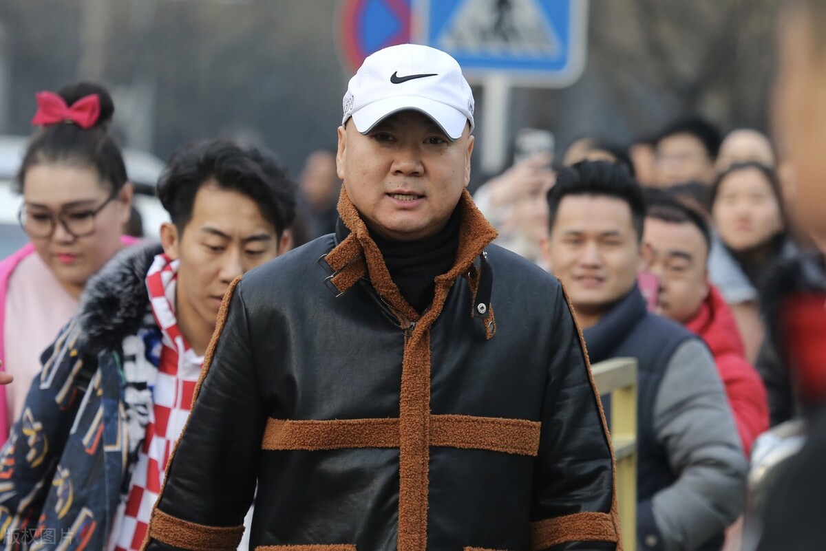 连登21次春晚,“一句话被索赔1亿”,55岁的郭冬临现在怎样了?