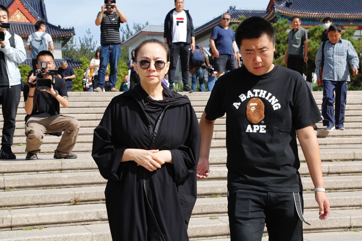 连登21次春晚,“一句话被索赔1亿”,55岁的郭冬临现在怎样了?
