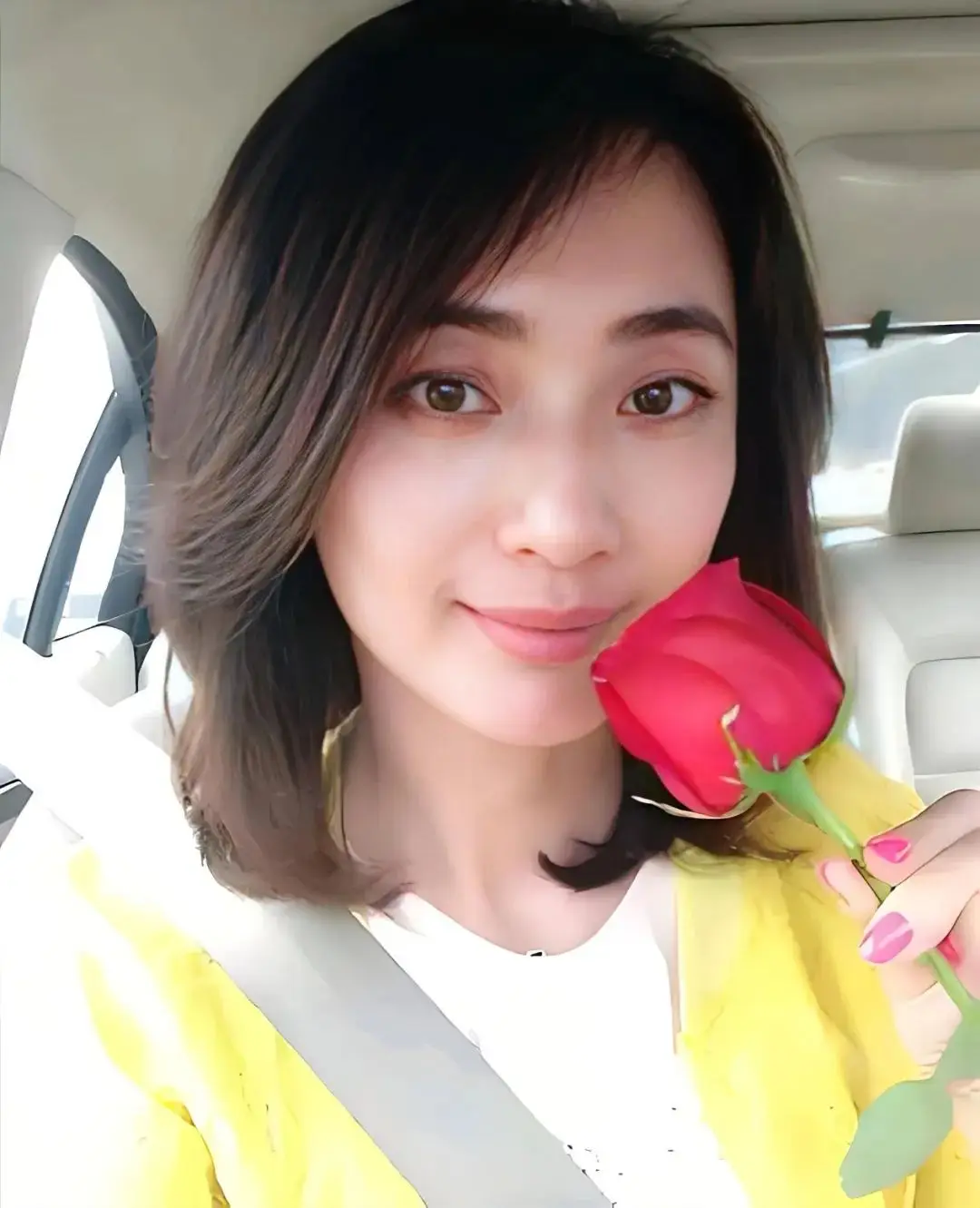 60岁许亚军与前妻何晴离婚21年,儿子颜值很高,现在如何?