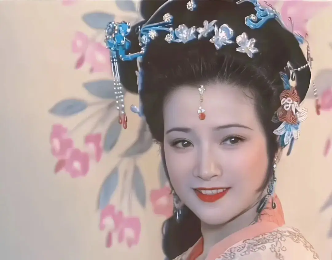 60岁许亚军与前妻何晴离婚21年,儿子颜值很高,现在如何?