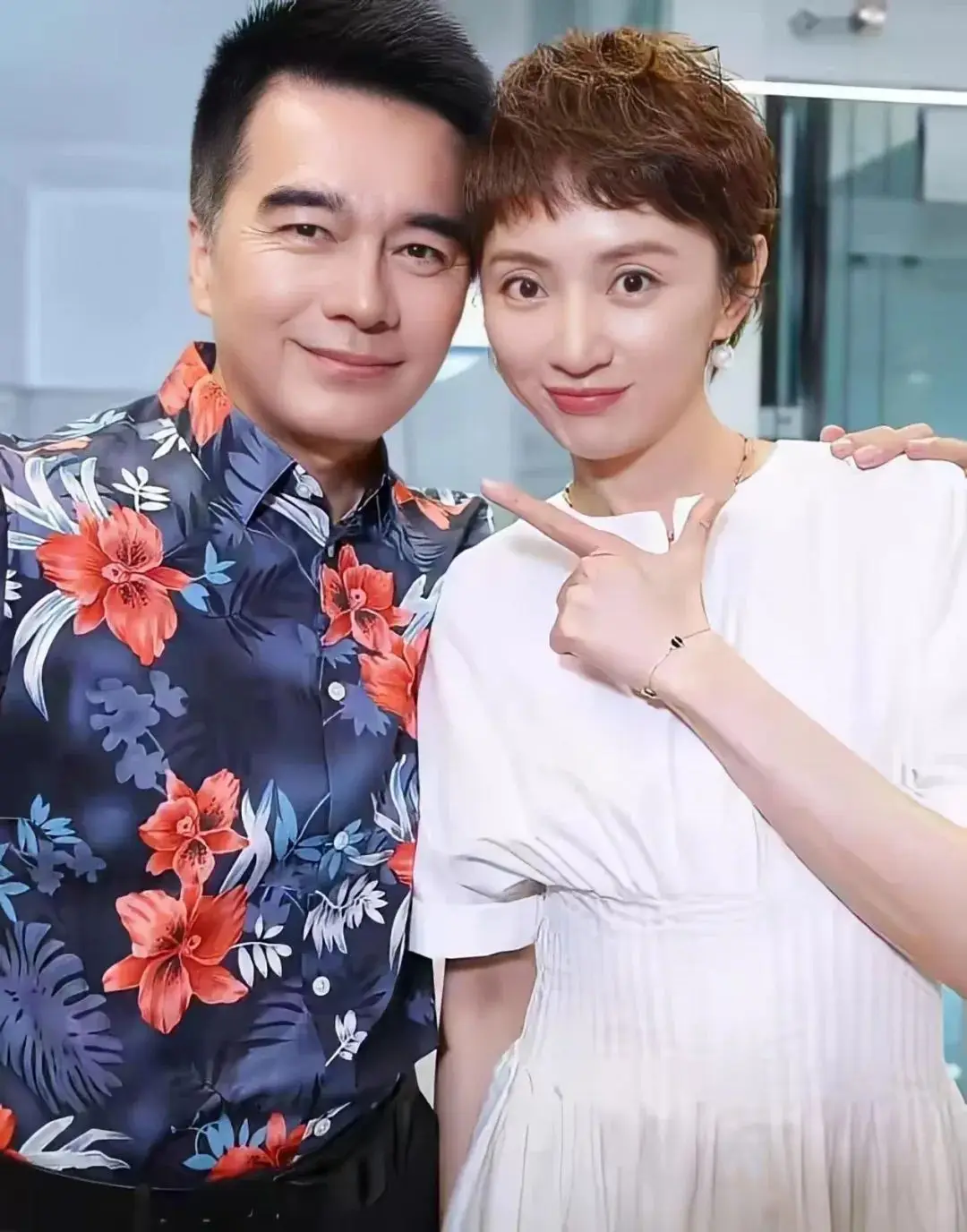 60岁许亚军与前妻何晴离婚21年,儿子颜值很高,现在如何?