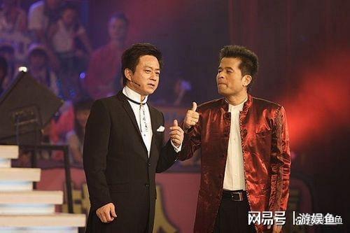 曝64岁毕福剑近况,饭局上跷二郎腿,状态松弛,合照咖位不如网红