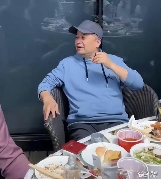 曝64岁毕福剑近况,饭局上跷二郎腿,状态松弛,合照咖位不如网红