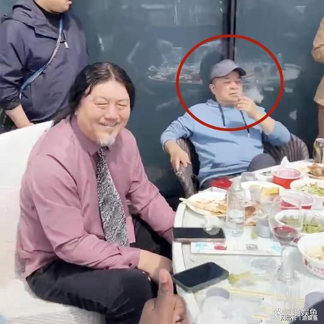 曝64岁毕福剑近况,饭局上跷二郎腿,状态松弛,合照咖位不如网红
