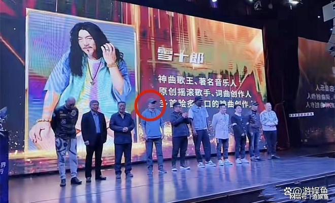 曝64岁毕福剑近况,饭局上跷二郎腿,状态松弛,合照咖位不如网红