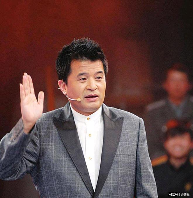 曝64岁毕福剑近况,饭局上跷二郎腿,状态松弛,合照咖位不如网红