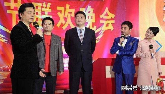 曝64岁毕福剑近况,饭局上跷二郎腿,状态松弛,合照咖位不如网红