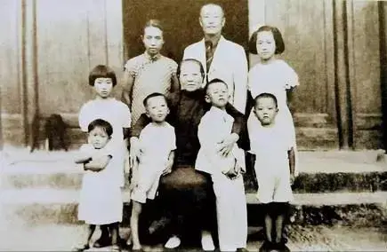 这是翁帆和杜致礼、杜致礼妹妹及三个继子3张合影,她俩都像婆婆