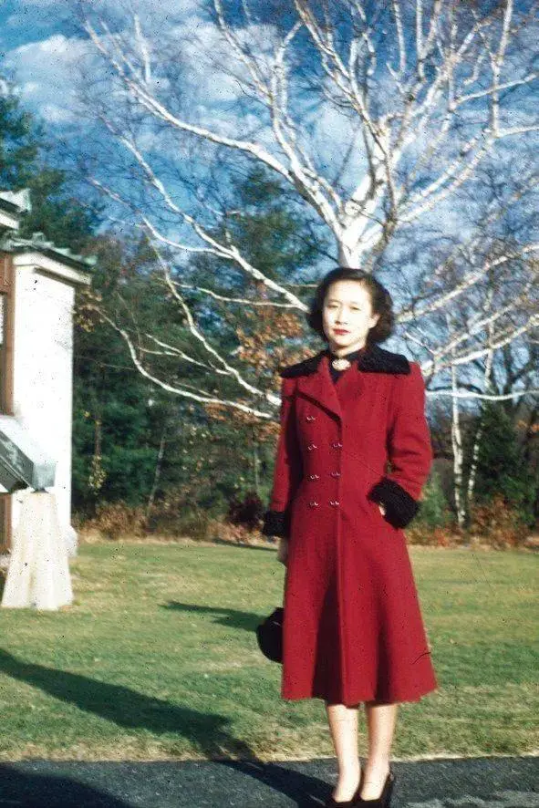 这是翁帆和杜致礼、杜致礼妹妹及三个继子3张合影,她俩都像婆婆