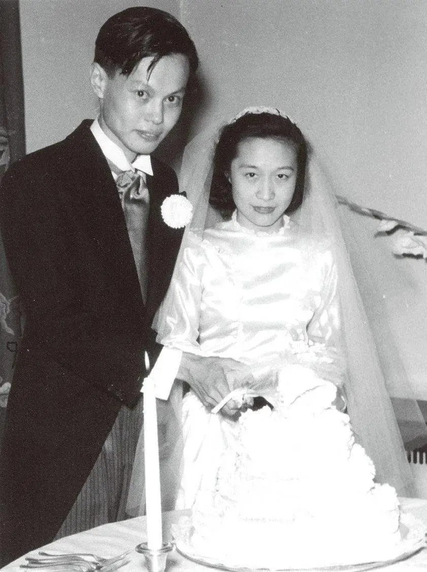 这是翁帆和杜致礼、杜致礼妹妹及三个继子3张合影,她俩都像婆婆