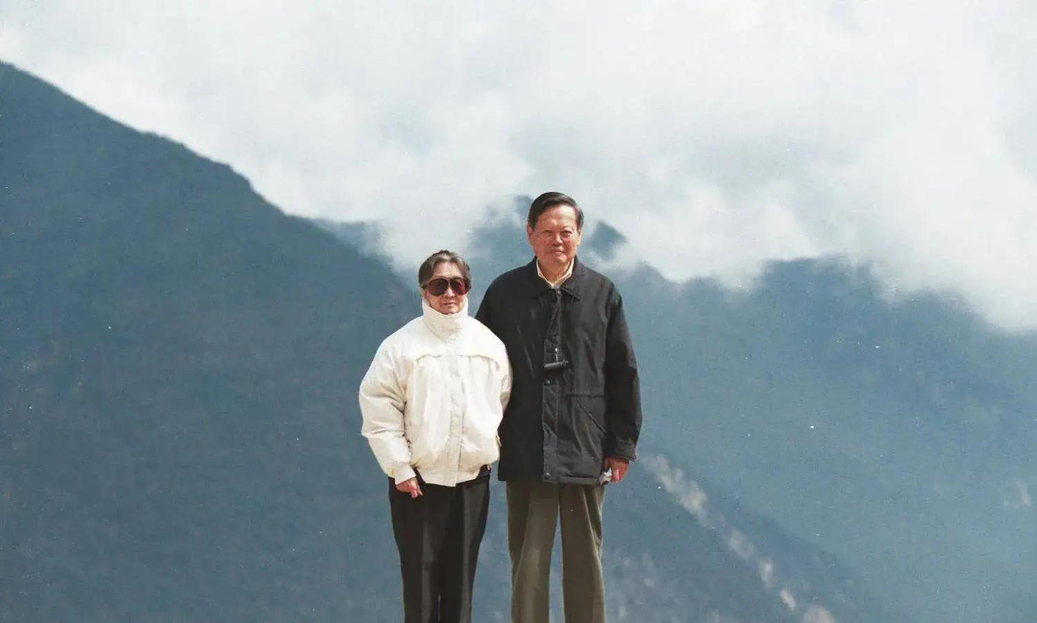 这是翁帆和杜致礼、杜致礼妹妹及三个继子3张合影,她俩都像婆婆