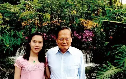 这是翁帆和杜致礼、杜致礼妹妹及三个继子3张合影,她俩都像婆婆