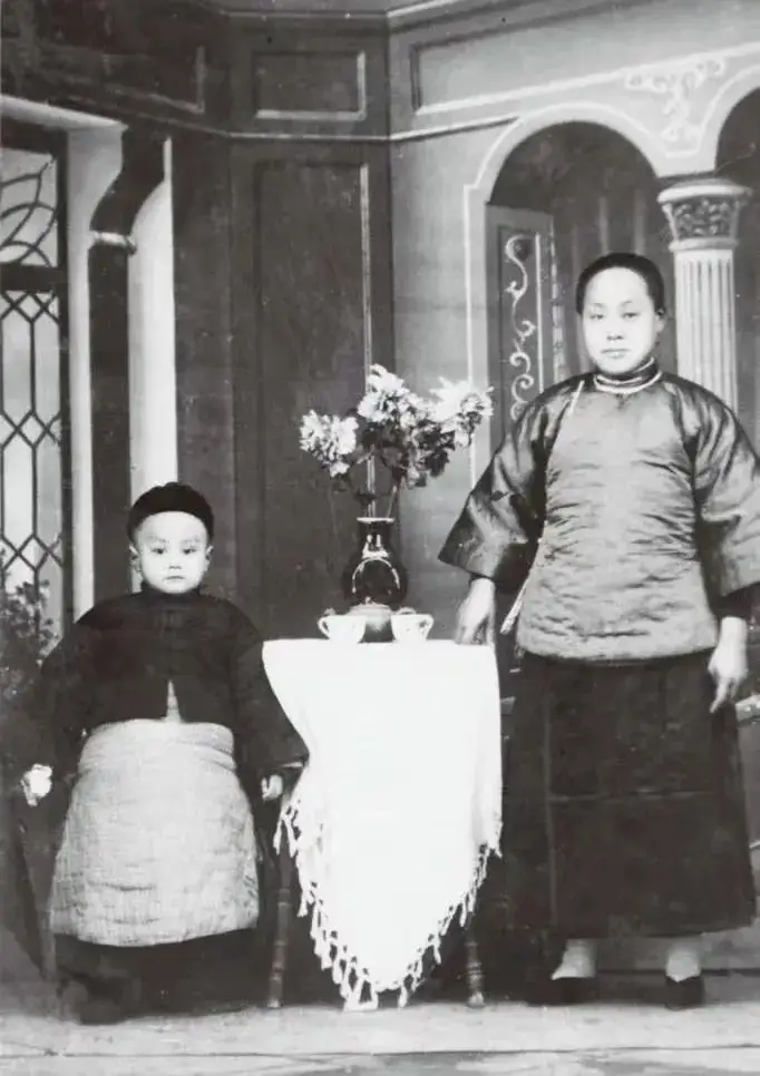 这是翁帆和杜致礼、杜致礼妹妹及三个继子3张合影,她俩都像婆婆