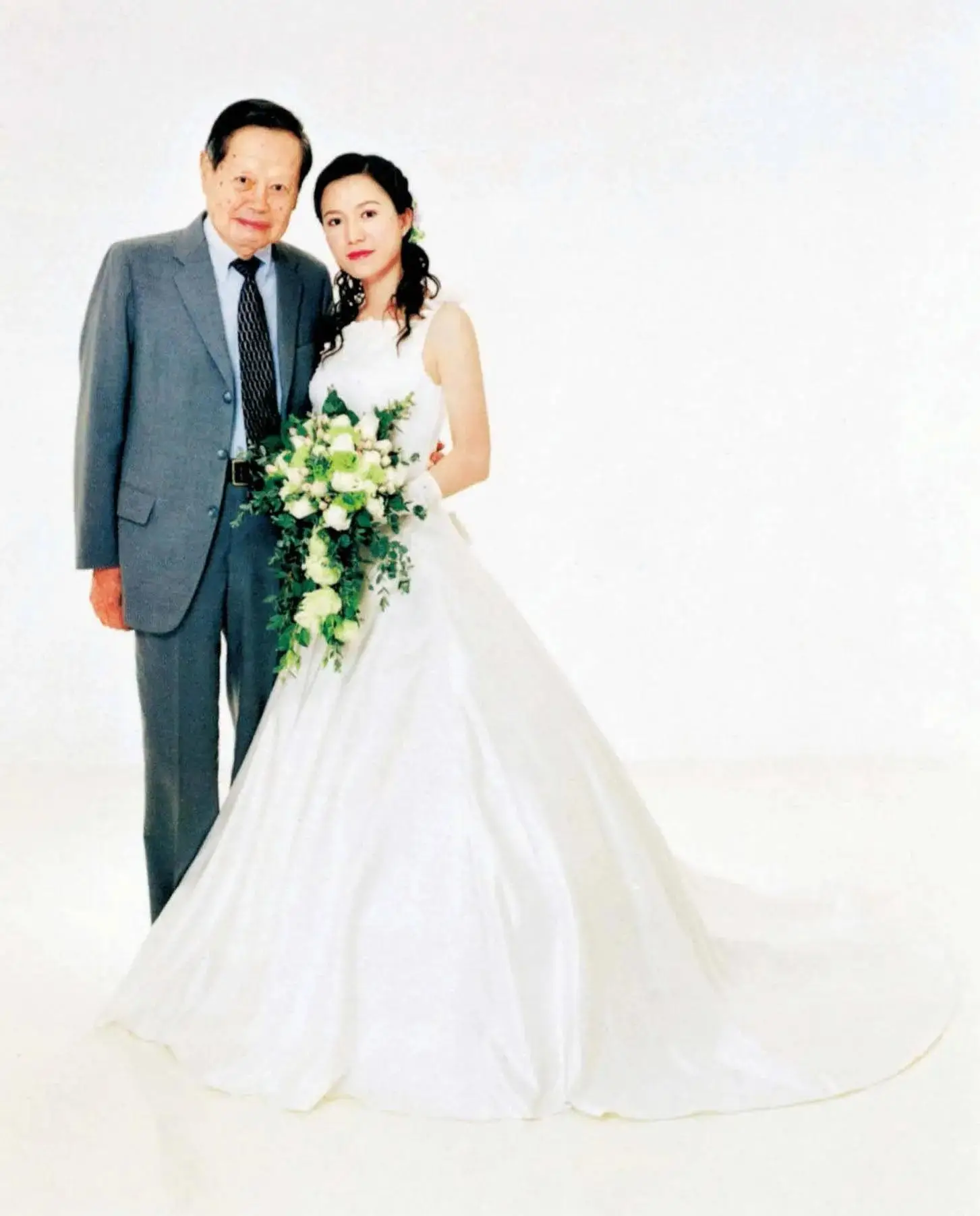 这是翁帆和杜致礼、杜致礼妹妹及三个继子3张合影,她俩都像婆婆