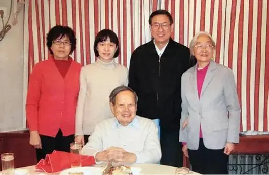 这是翁帆和杜致礼、杜致礼妹妹及三个继子3张合影,她俩都像婆婆