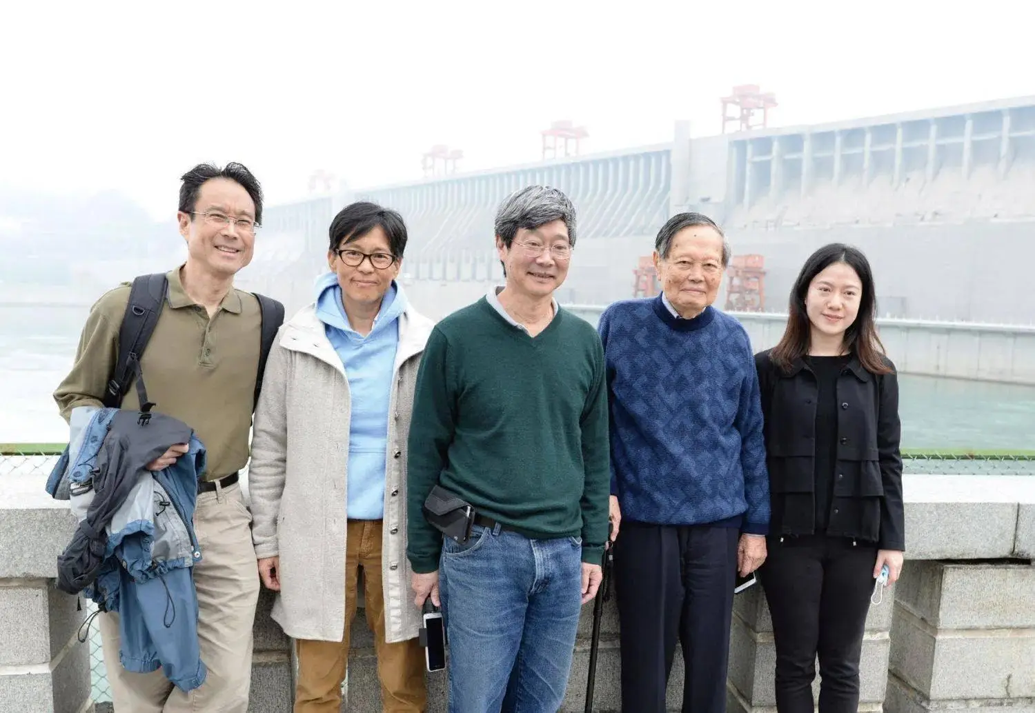 这是翁帆和杜致礼、杜致礼妹妹及三个继子3张合影,她俩都像婆婆