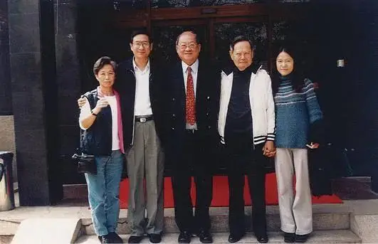 这是翁帆和杜致礼、杜致礼妹妹及三个继子3张合影,她俩都像婆婆