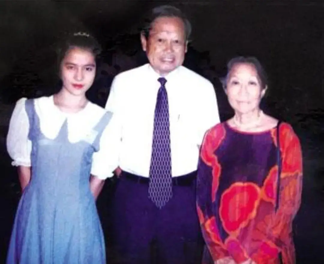 这是翁帆和杜致礼、杜致礼妹妹及三个继子3张合影,她俩都像婆婆