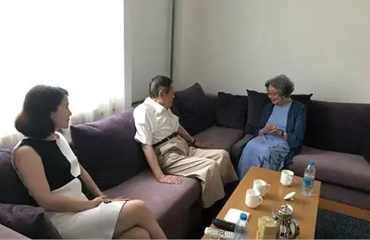 这是翁帆和杜致礼、杜致礼妹妹及三个继子3张合影,她俩都像婆婆