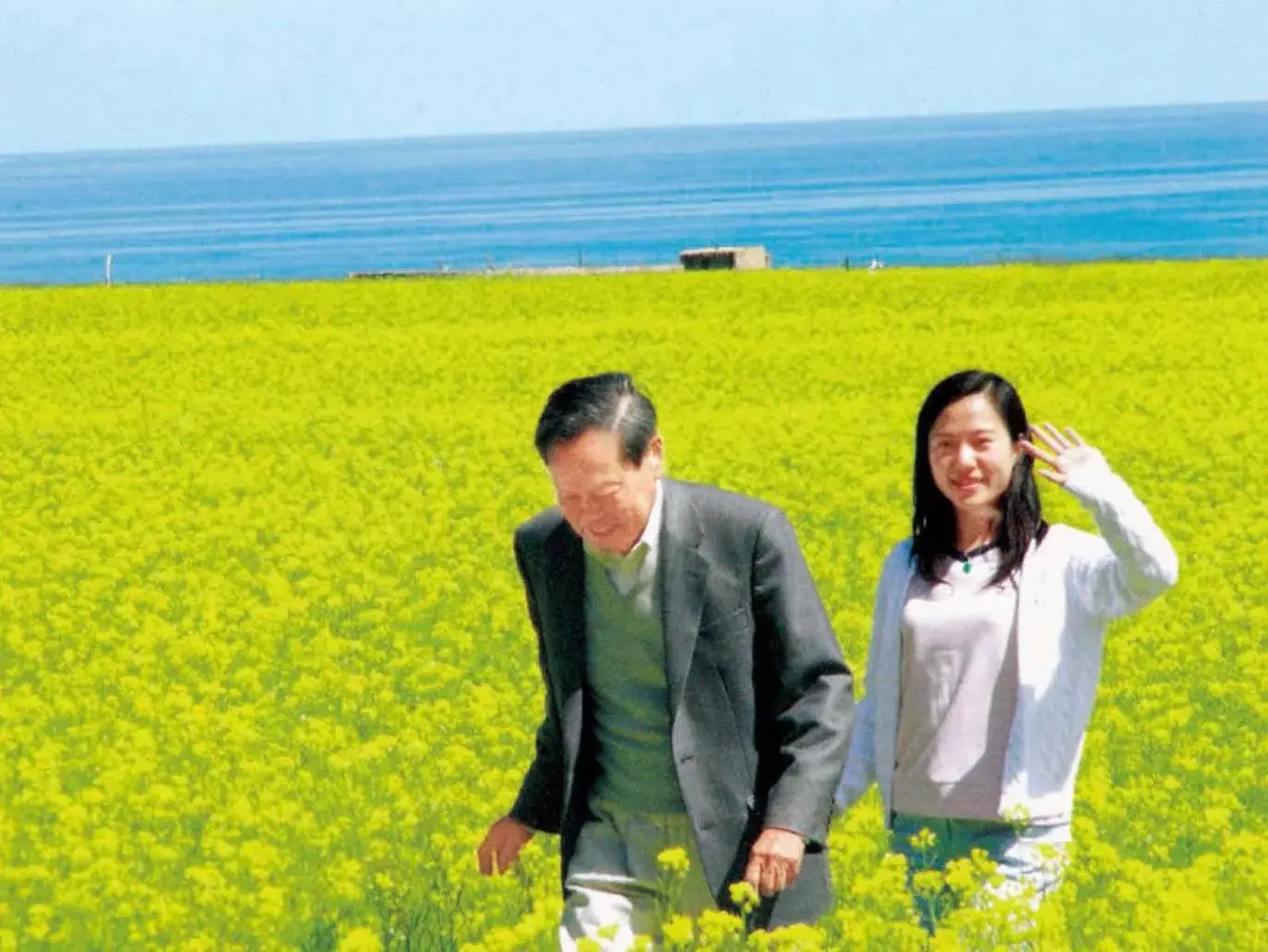 这是翁帆和杜致礼、杜致礼妹妹及三个继子3张合影,她俩都像婆婆