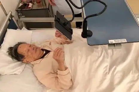 这是翁帆和杜致礼、杜致礼妹妹及三个继子3张合影,她俩都像婆婆
