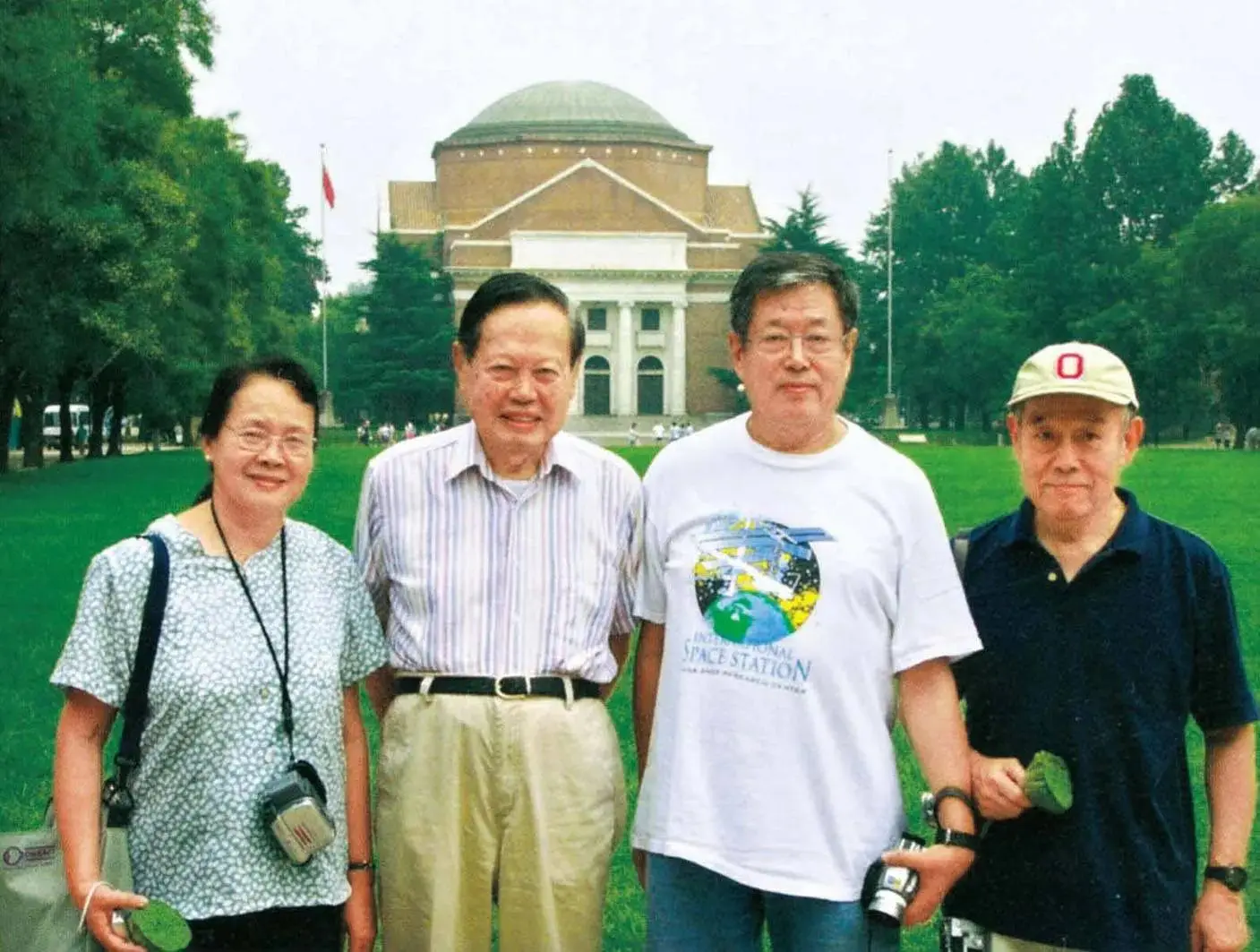这是翁帆和杜致礼、杜致礼妹妹及三个继子3张合影,她俩都像婆婆