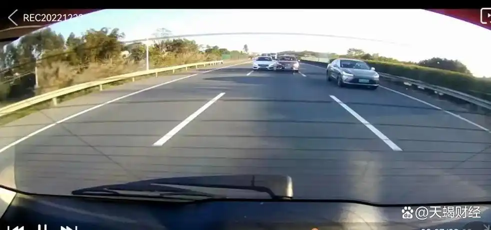 高速豪车碰瓷频发,车主要团结起来,让这些犯罪分子把牢坐穿