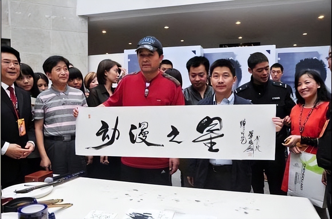 从“央视名嘴”到“农村大爷”,已被封杀8年的毕福剑到香港捞金