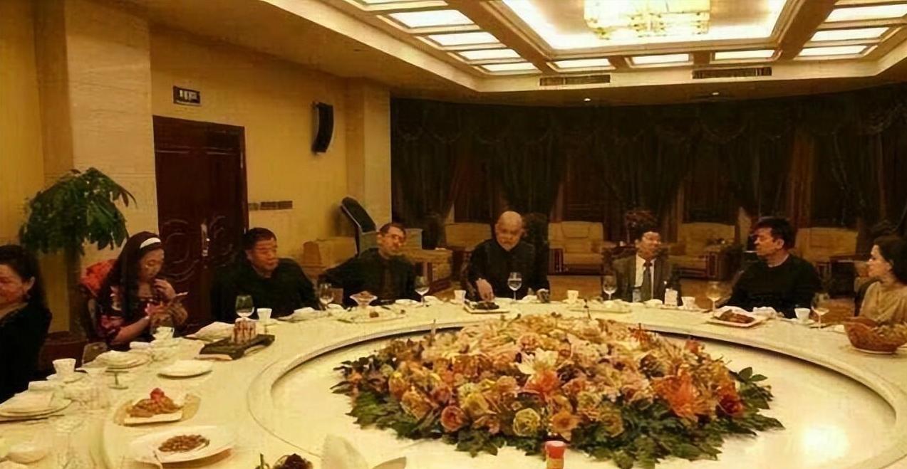 从“央视名嘴”到“农村大爷”,已被封杀8年的毕福剑到香港捞金